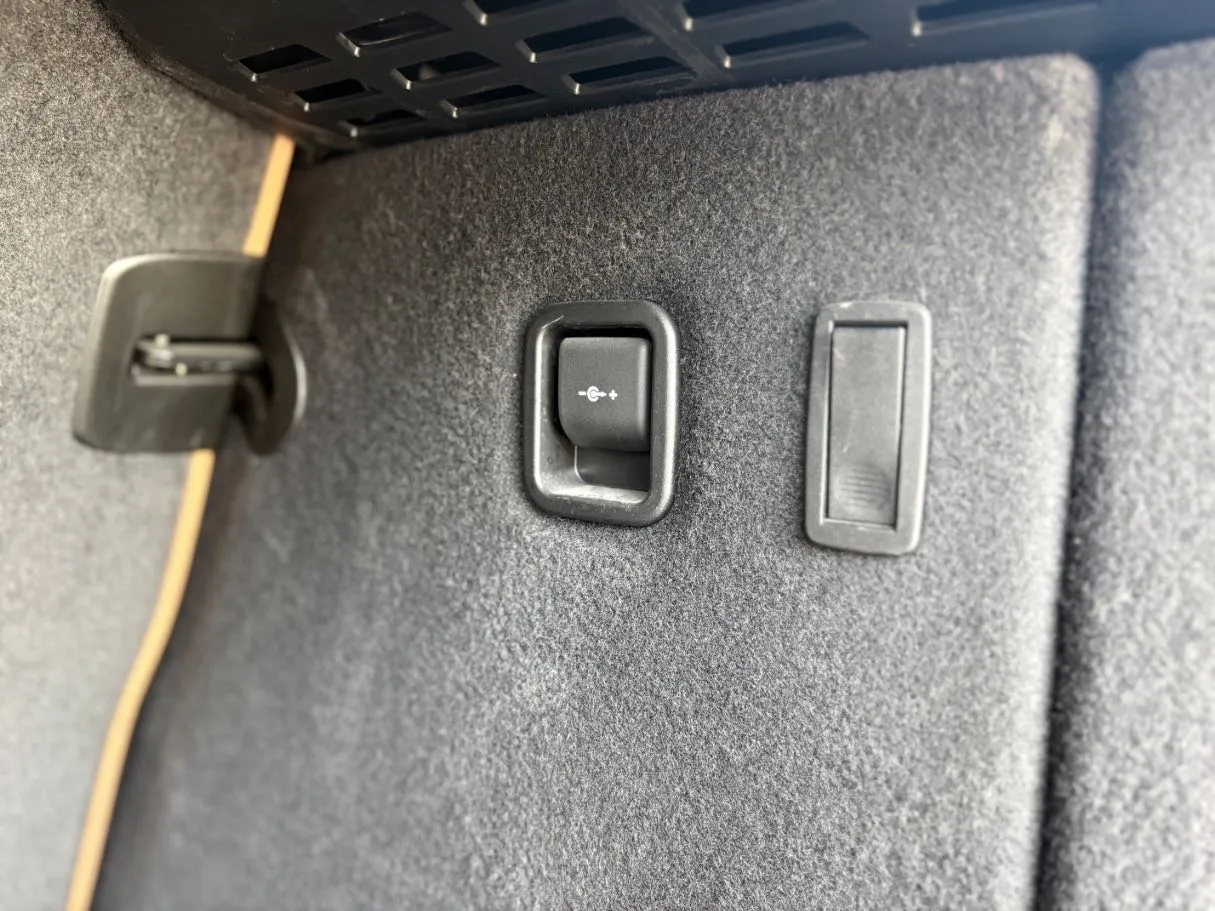 Car image 30