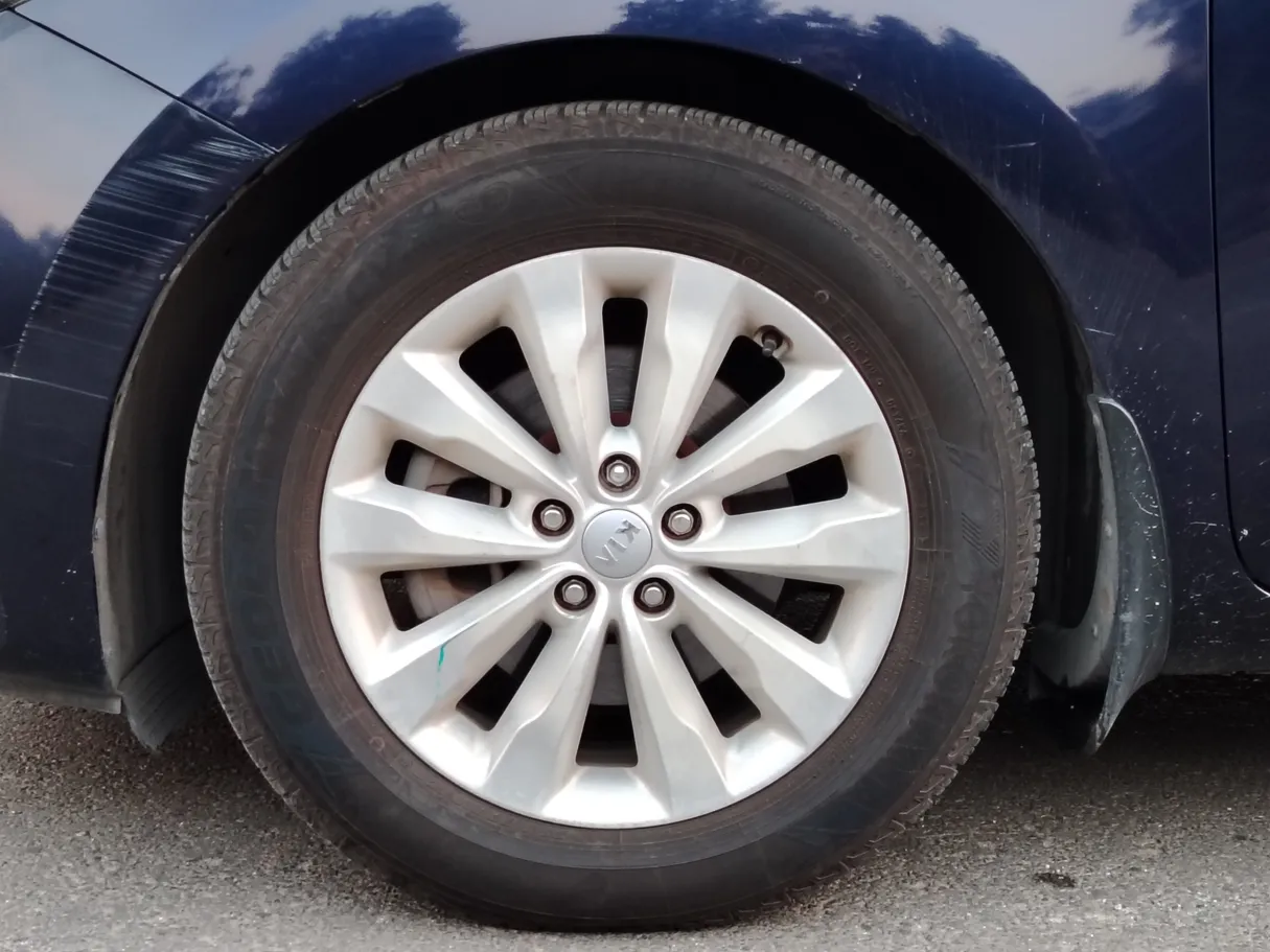 Car image 10