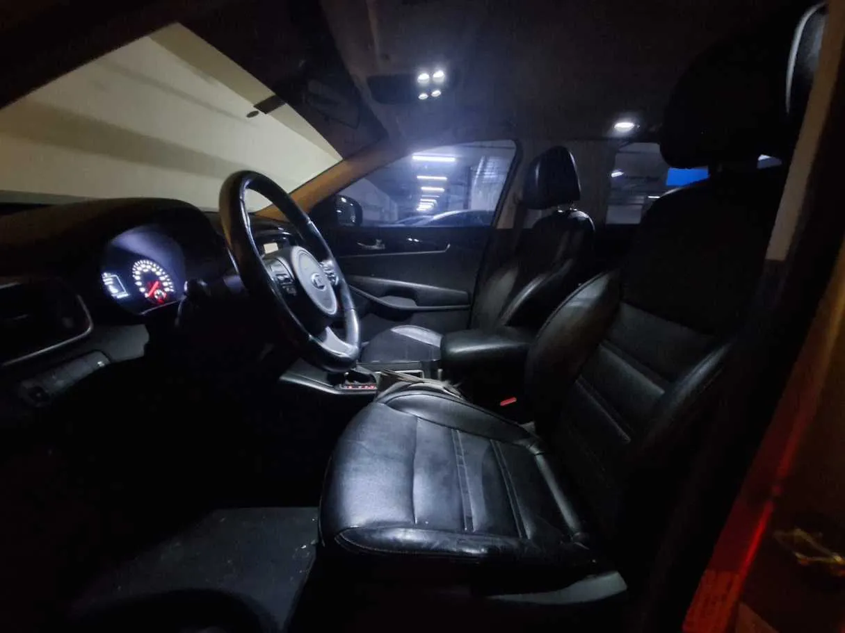 Car image 12
