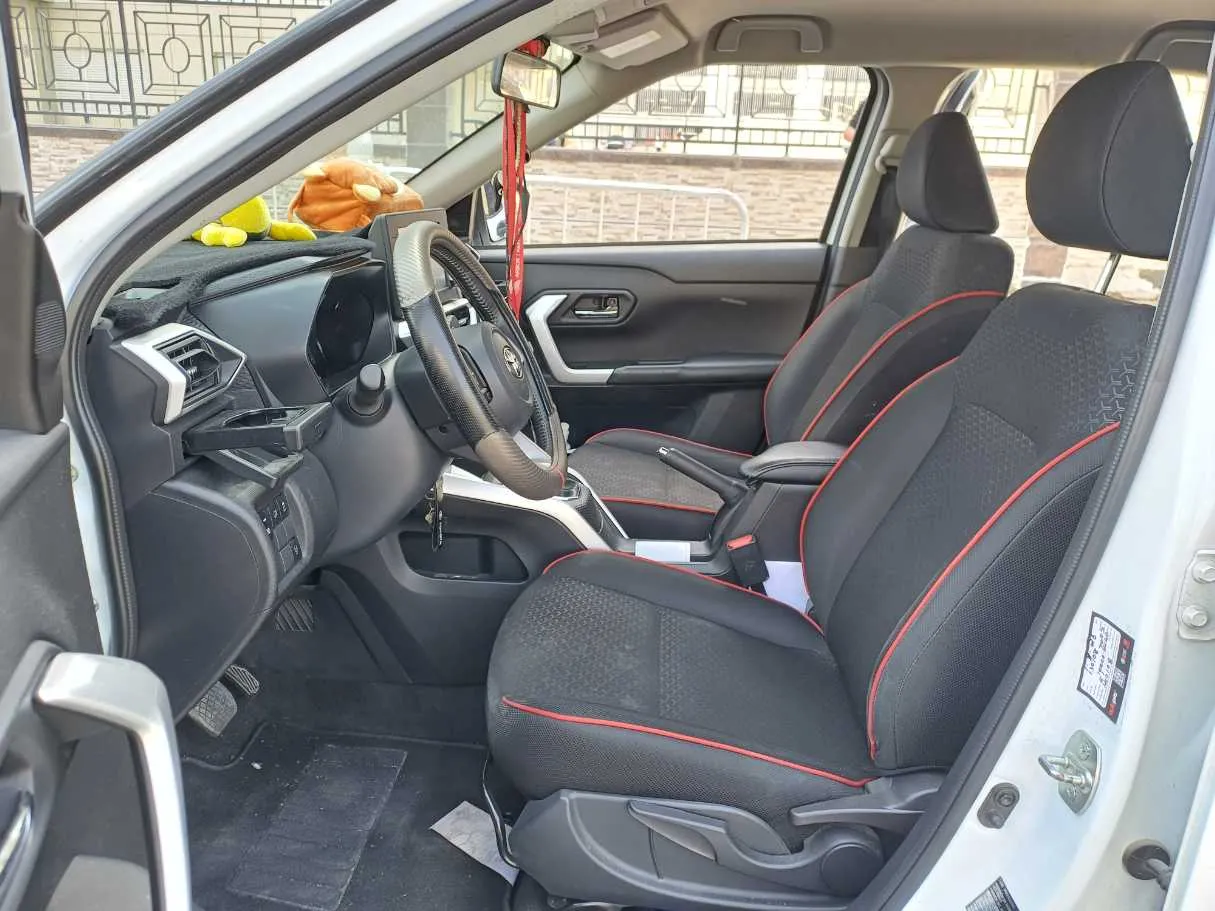 Car image 12
