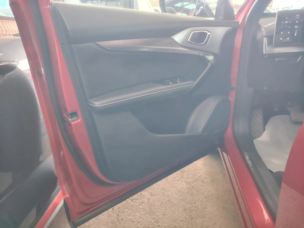 Car image 14