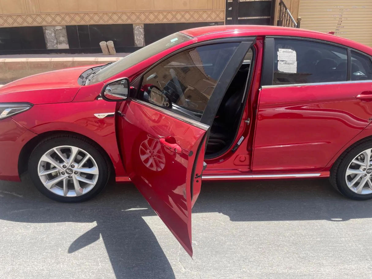Car image 11