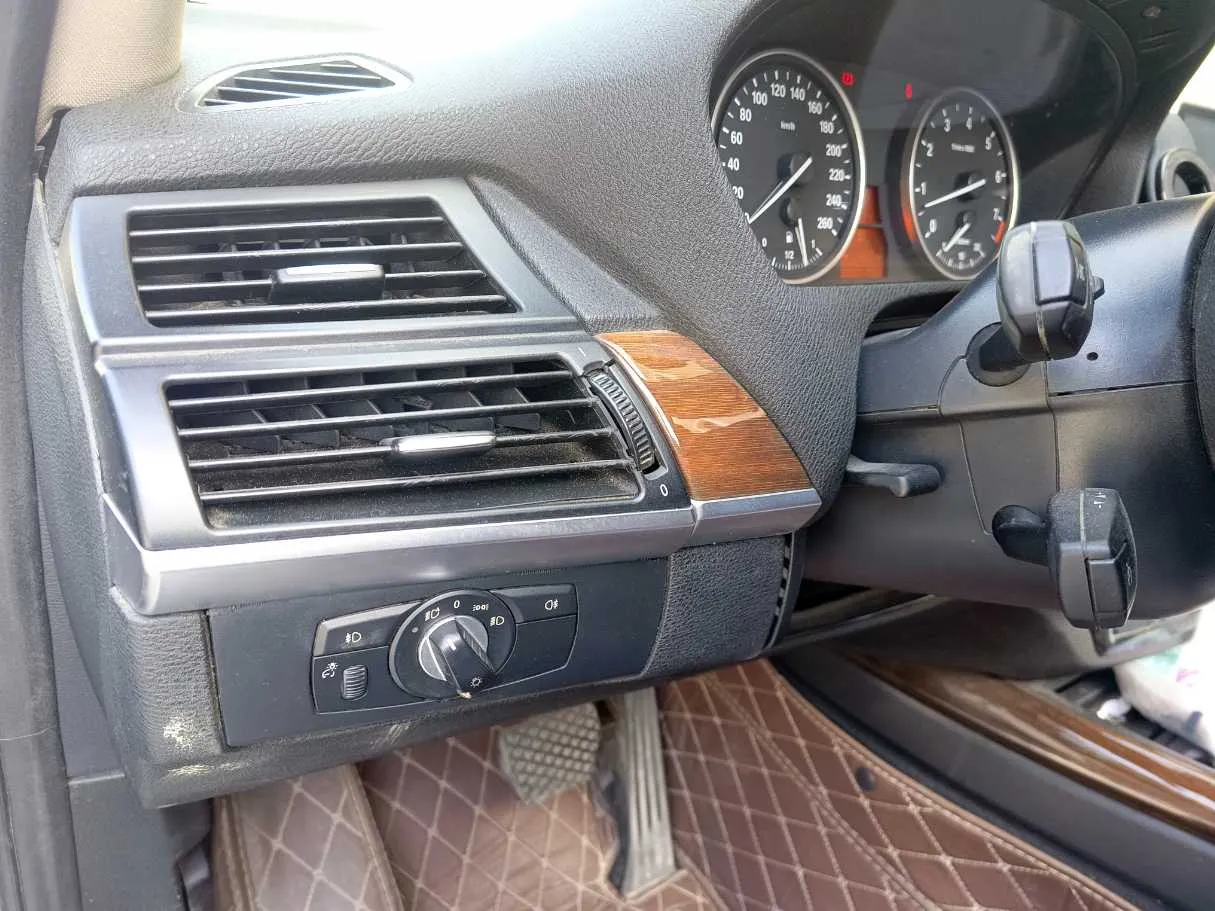 Car image 30