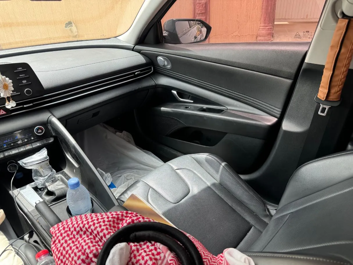 Car image 14