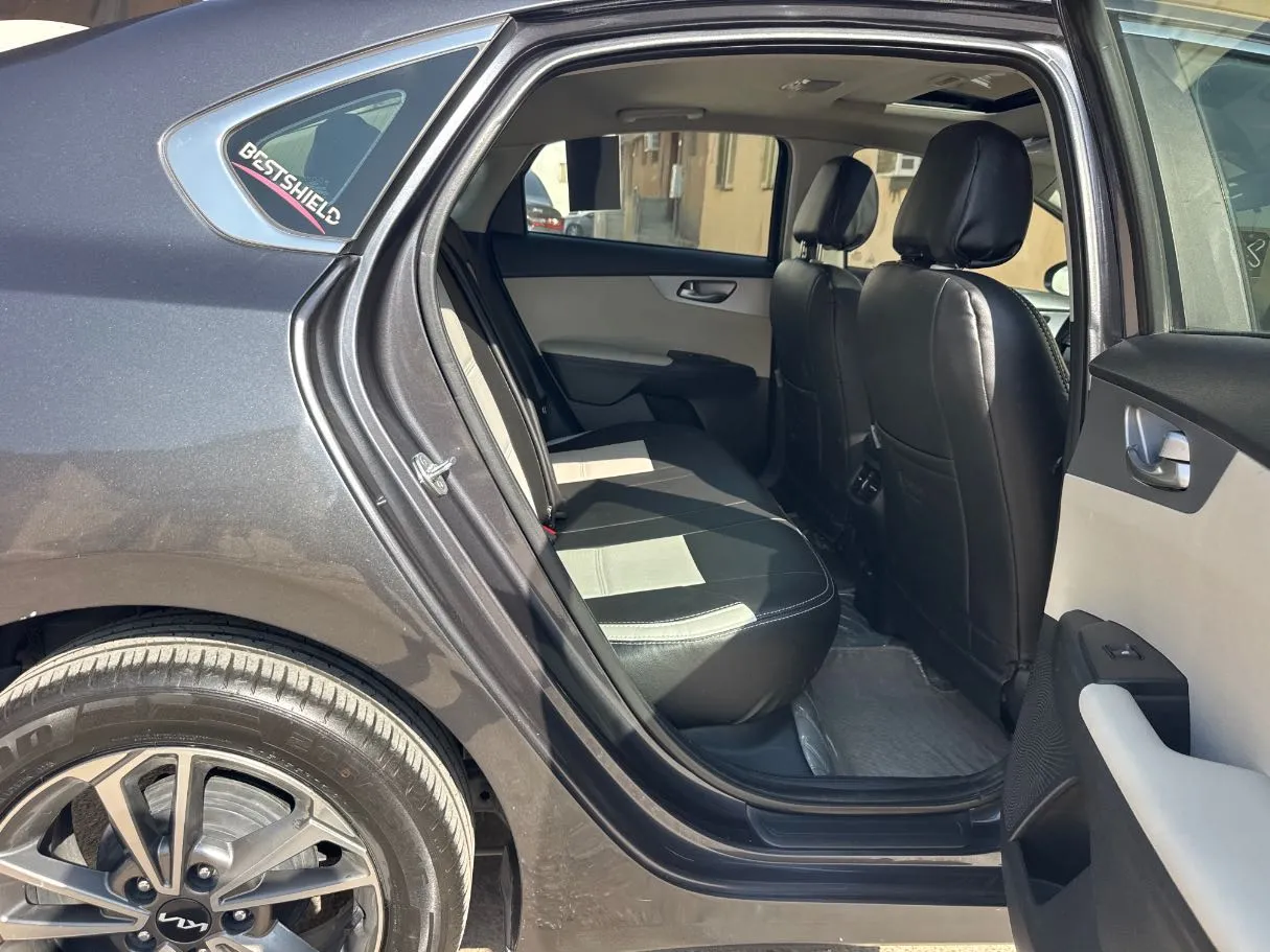 Car image 13