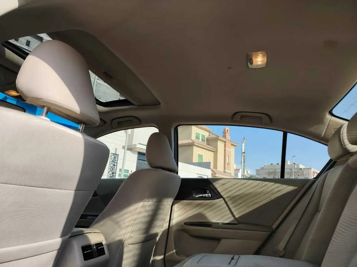 Car image 16