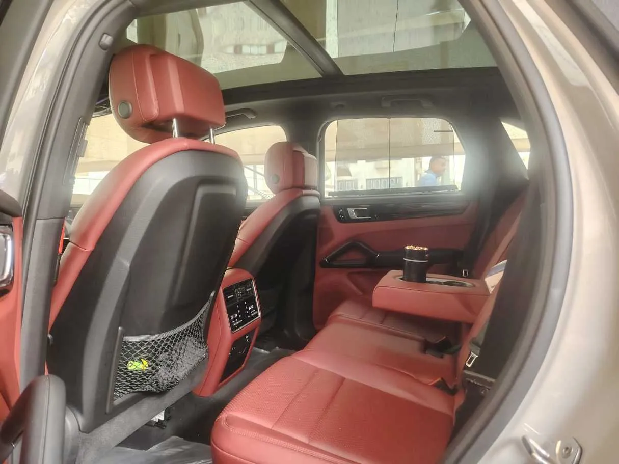 Car image 19