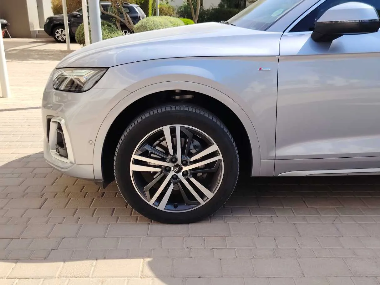 Car image 9