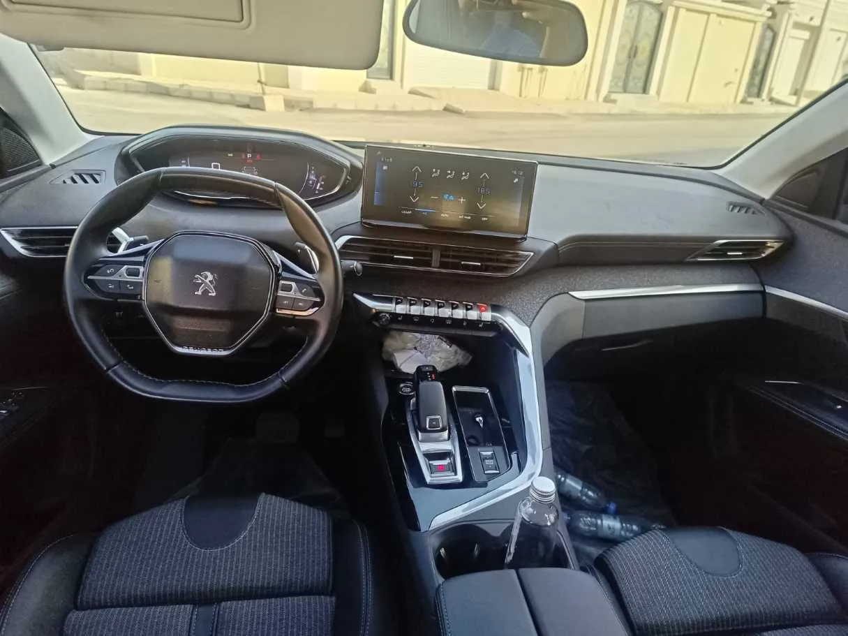 Car image 19