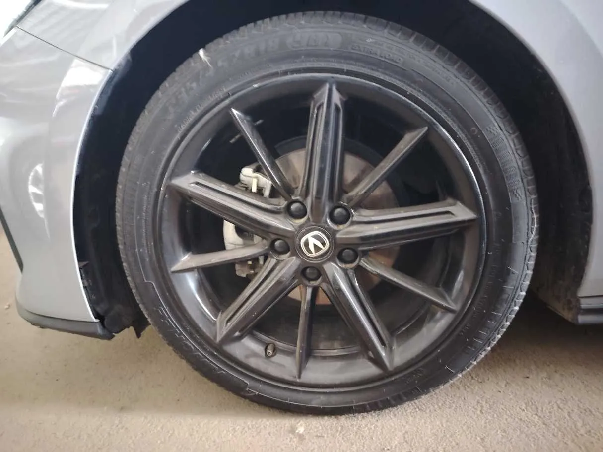 Car image 10