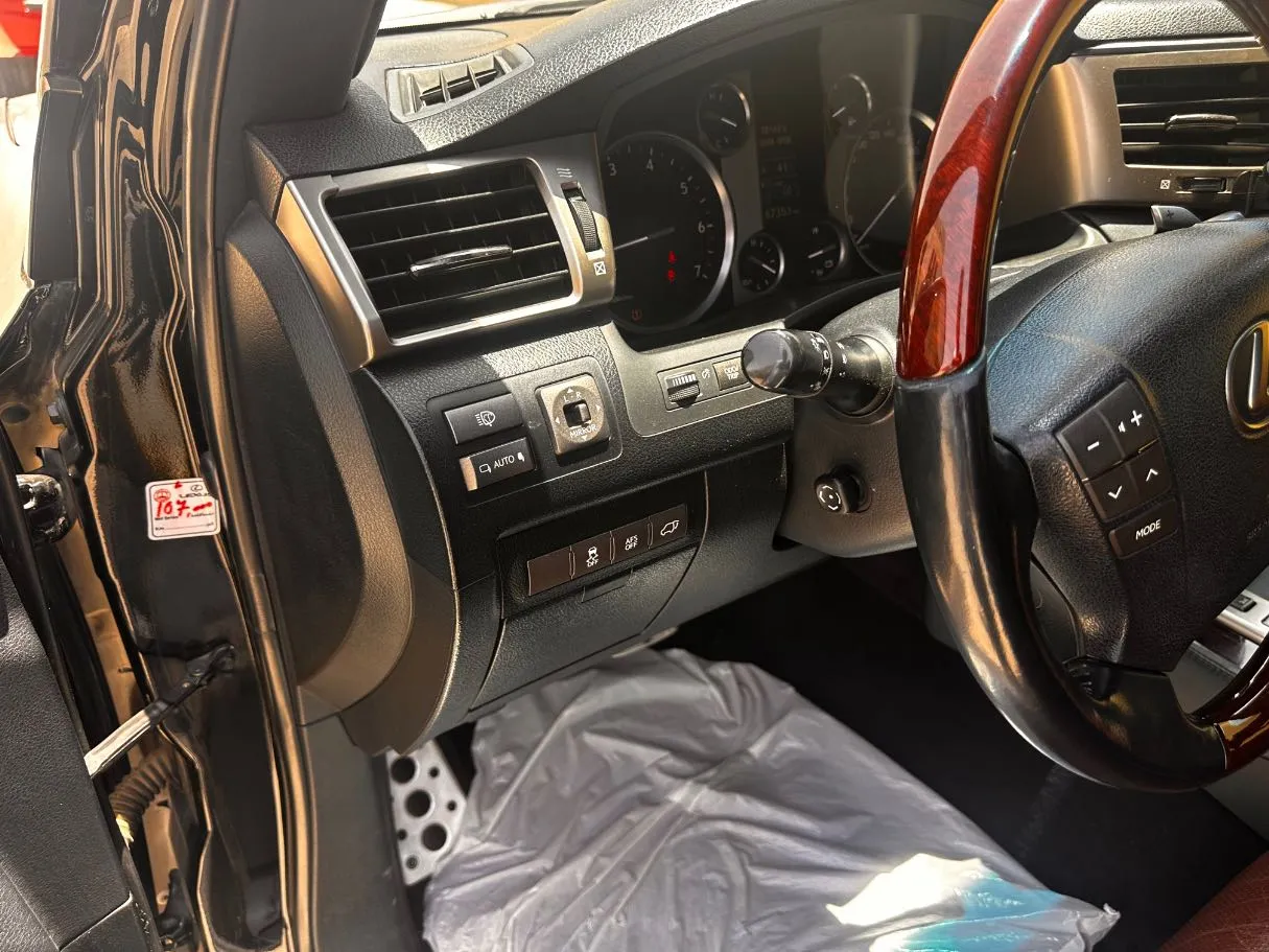 Car image 30