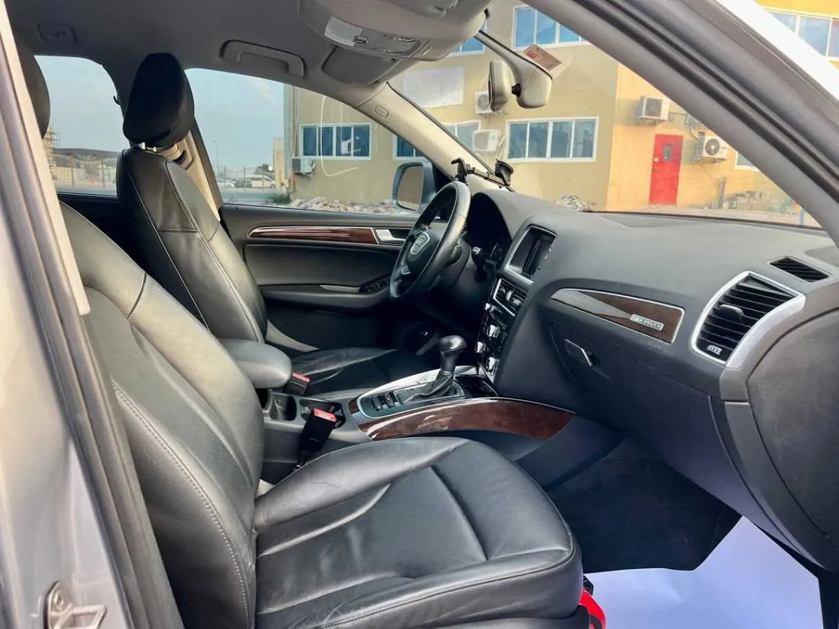 Car image 12
