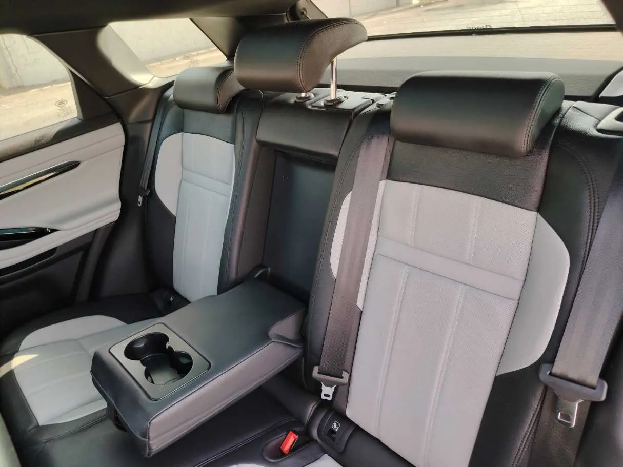 Car image 15
