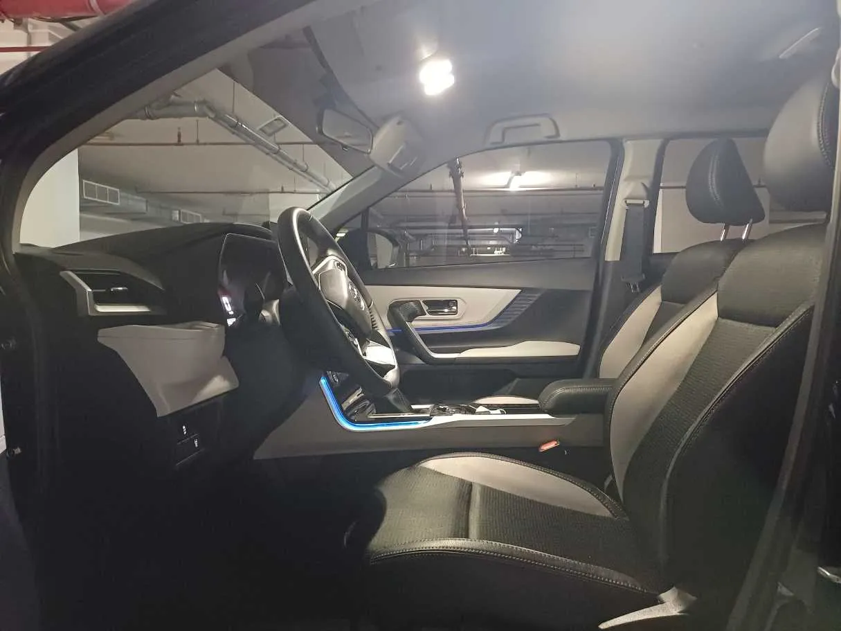 Car image 12