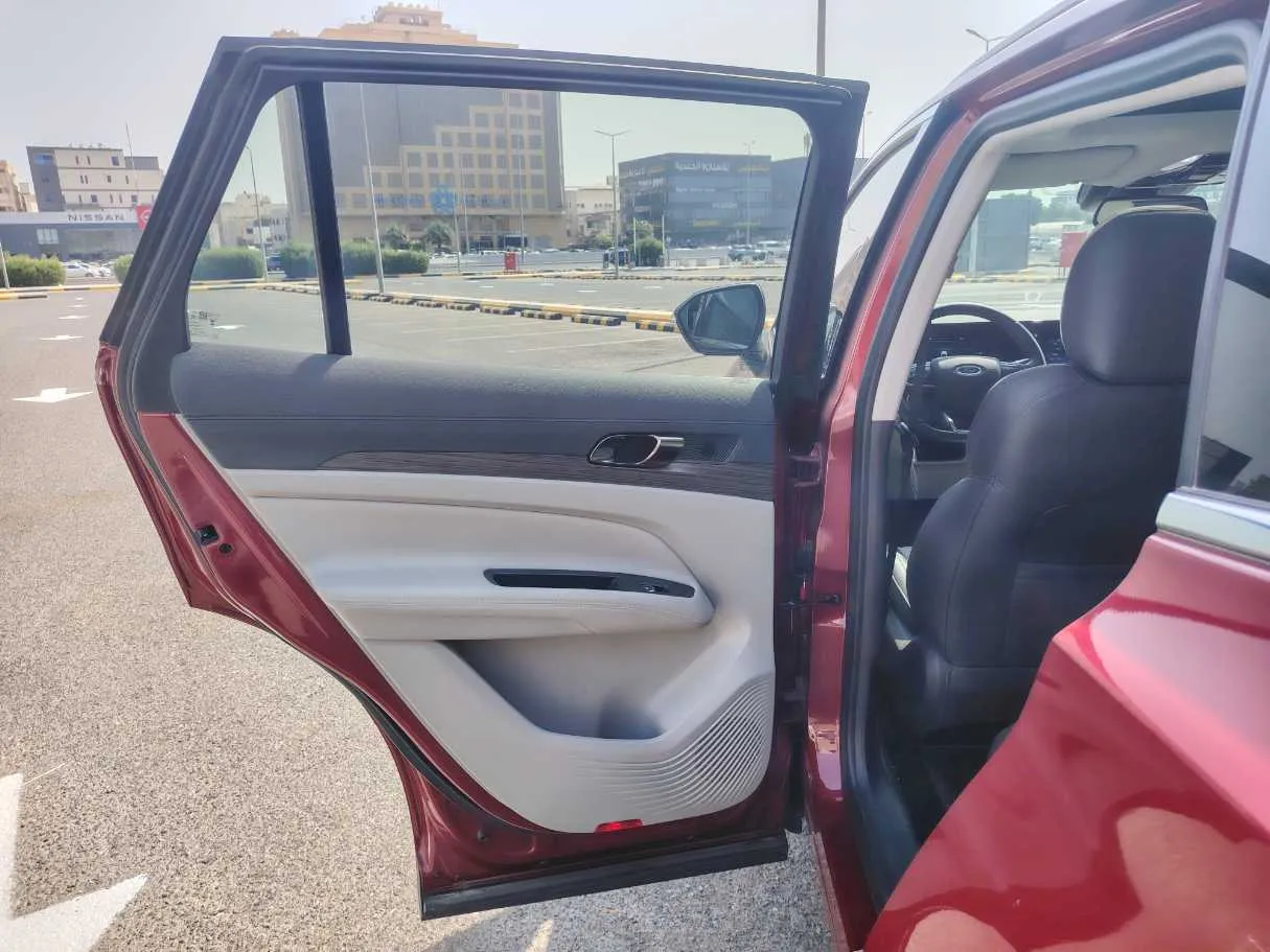Car image 14