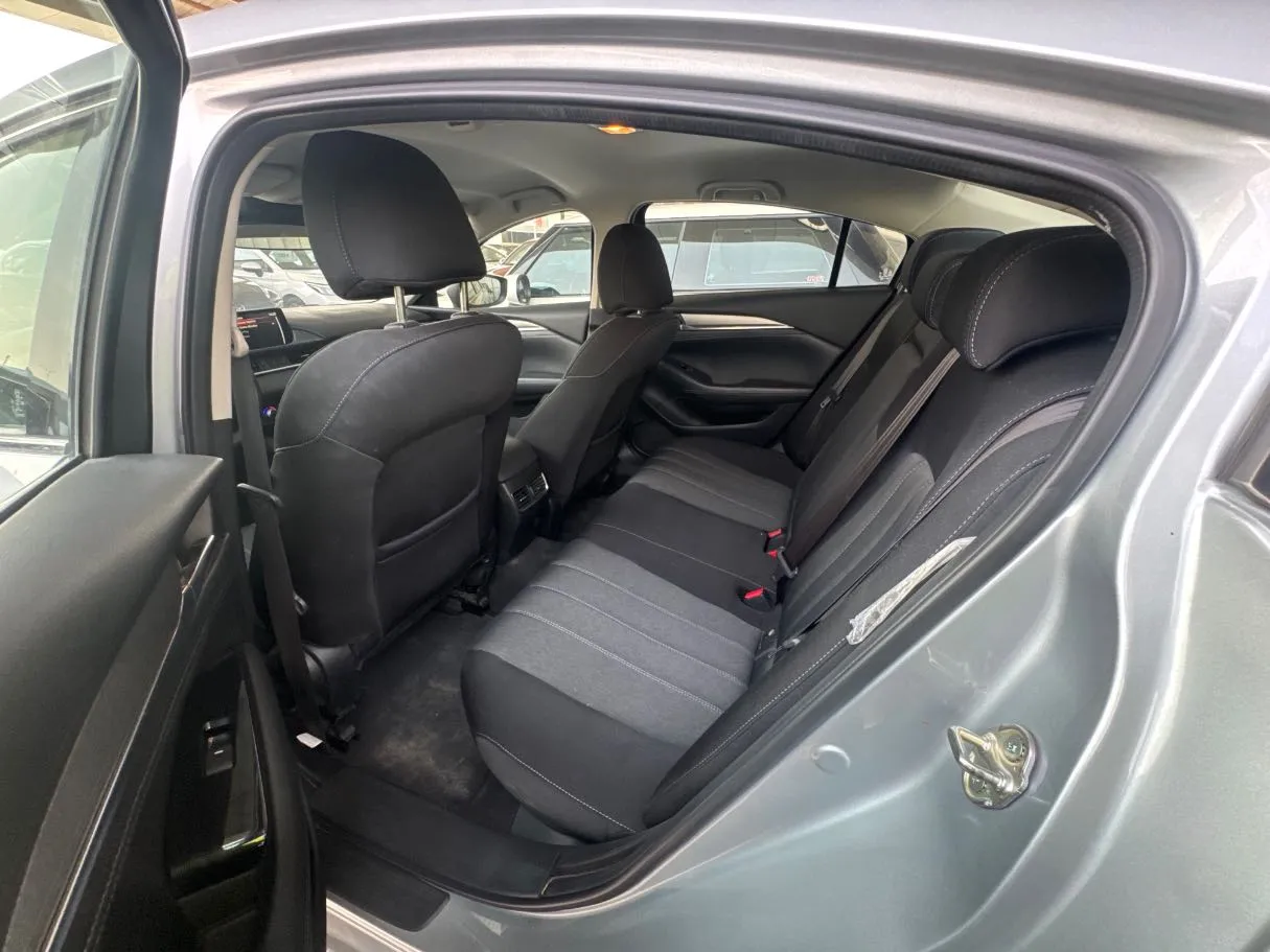Car image 14