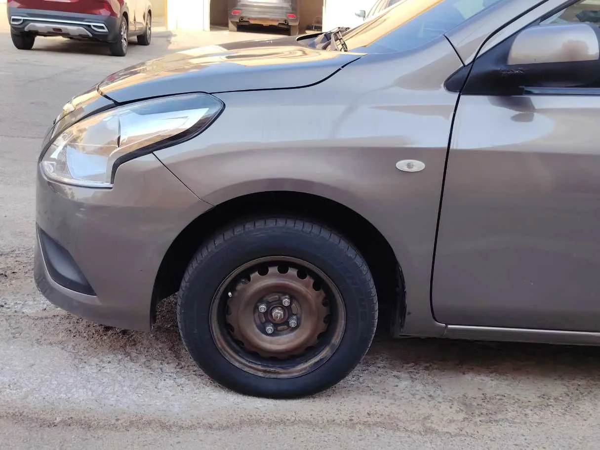 Car image 9