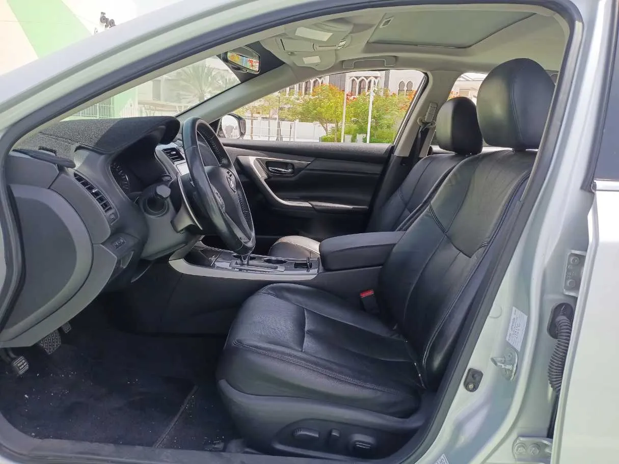 Car image 12