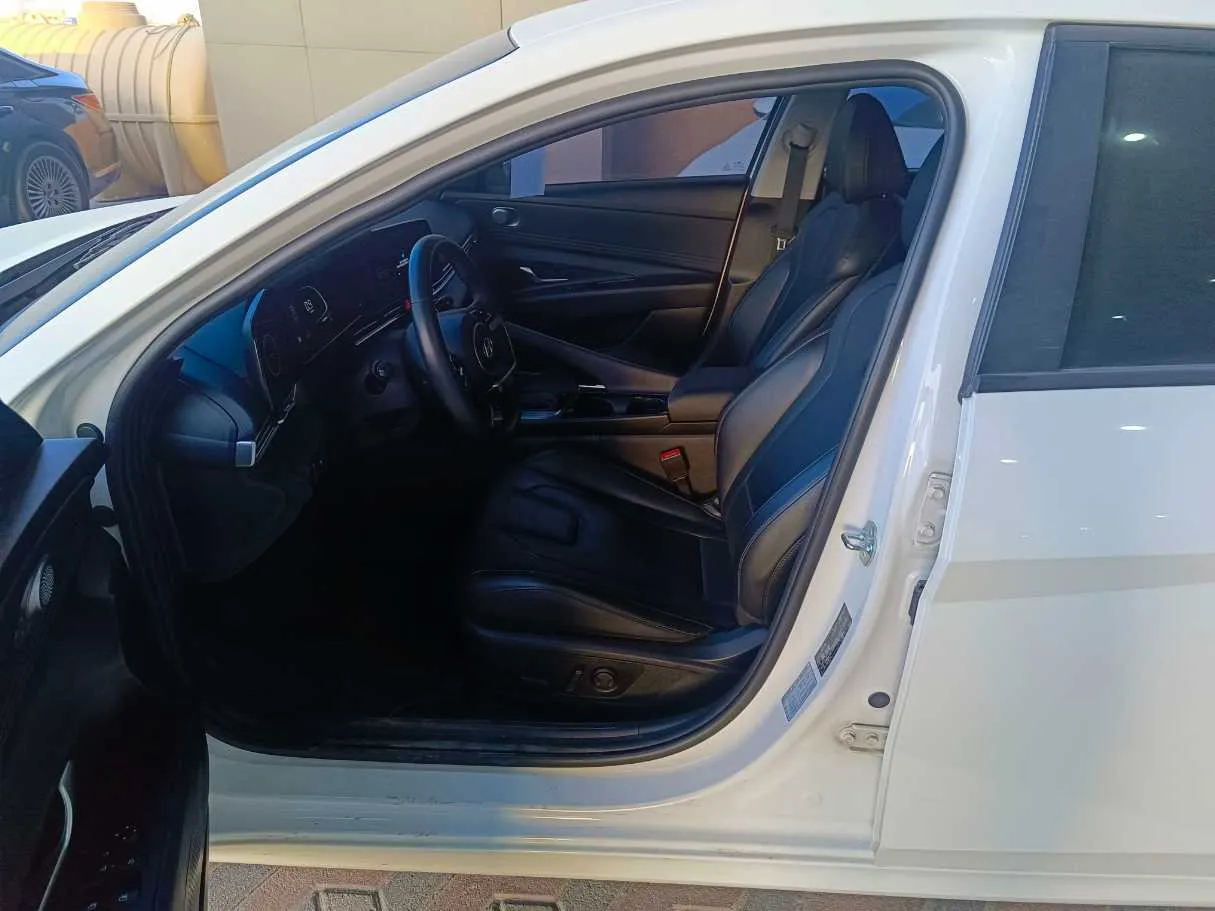 Car image 12