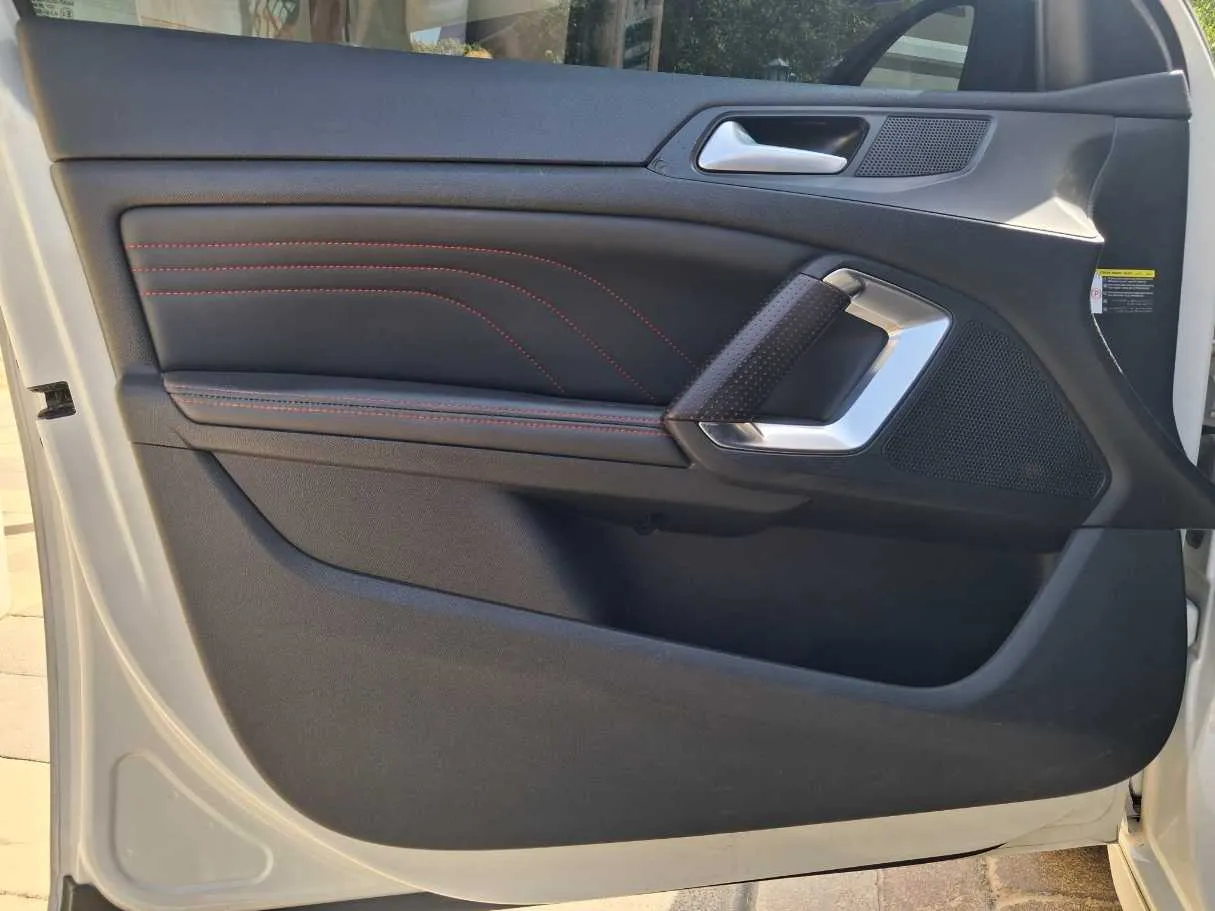 Car image 10