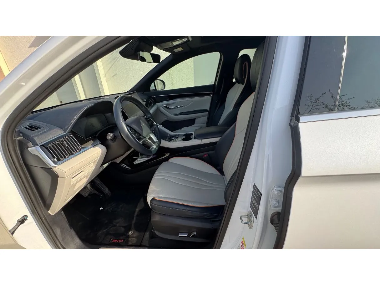 Car image 10