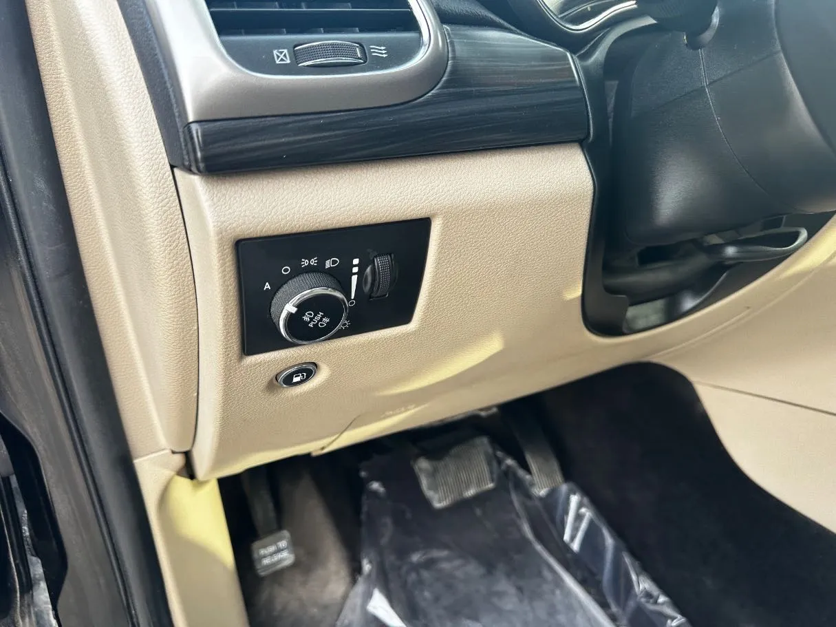 Car image 28