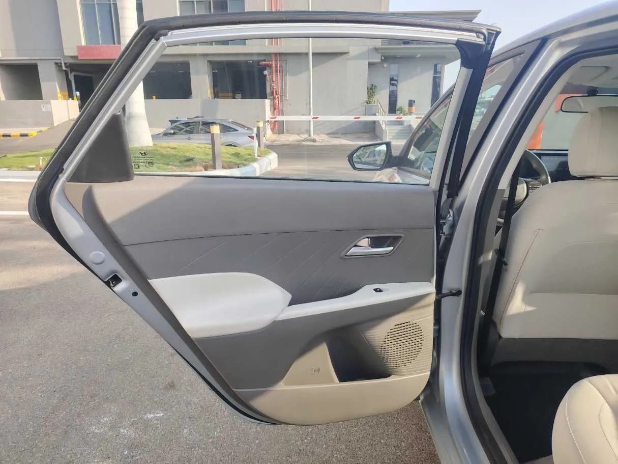 Car image 14