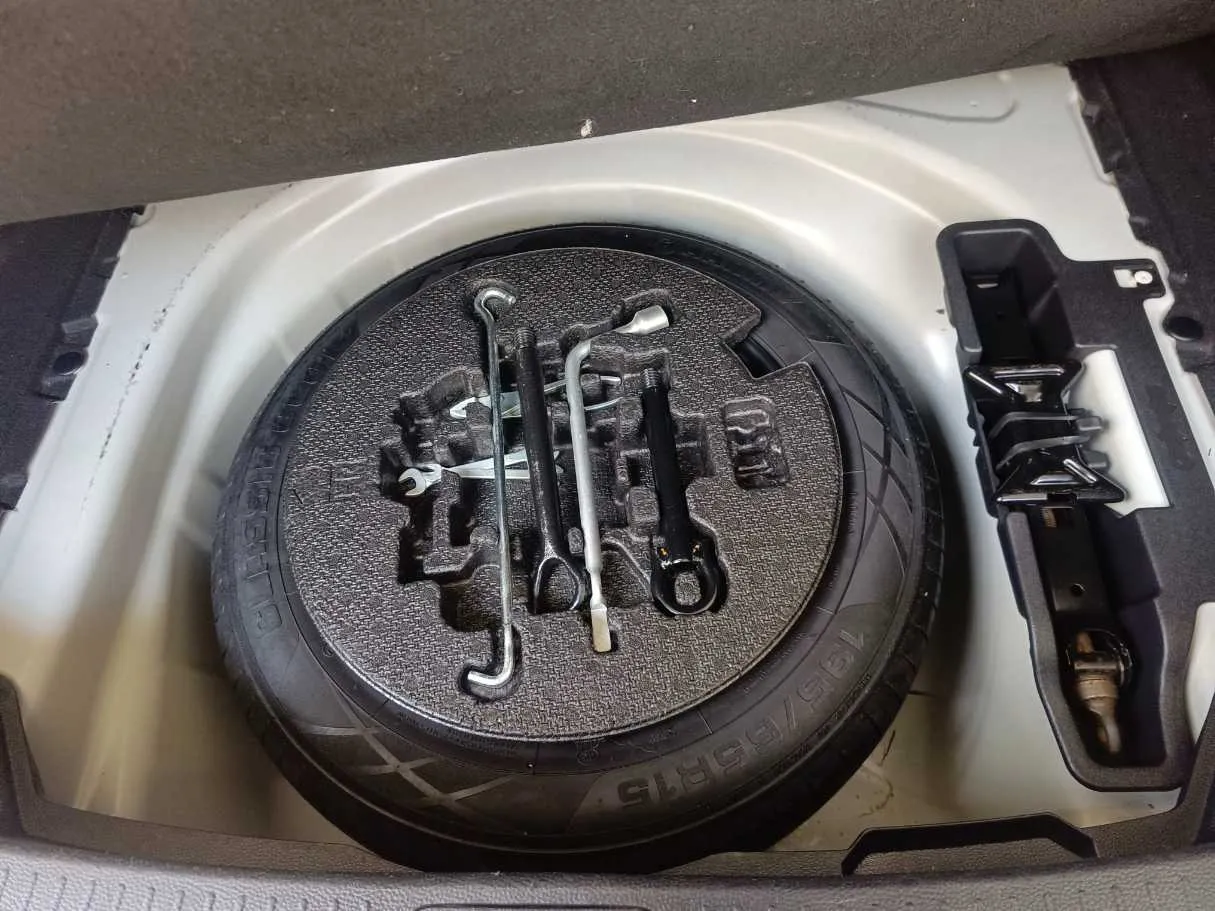 Car image 18