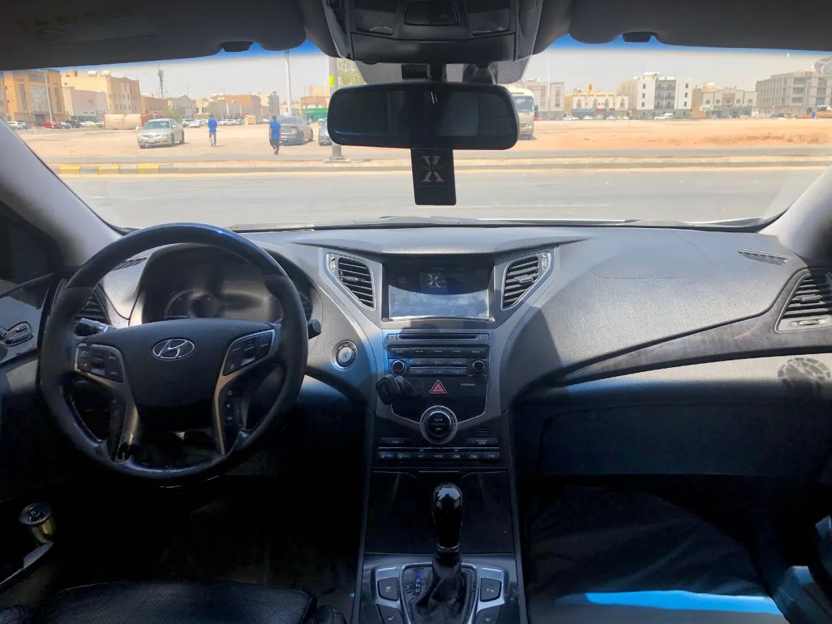 Car image 14