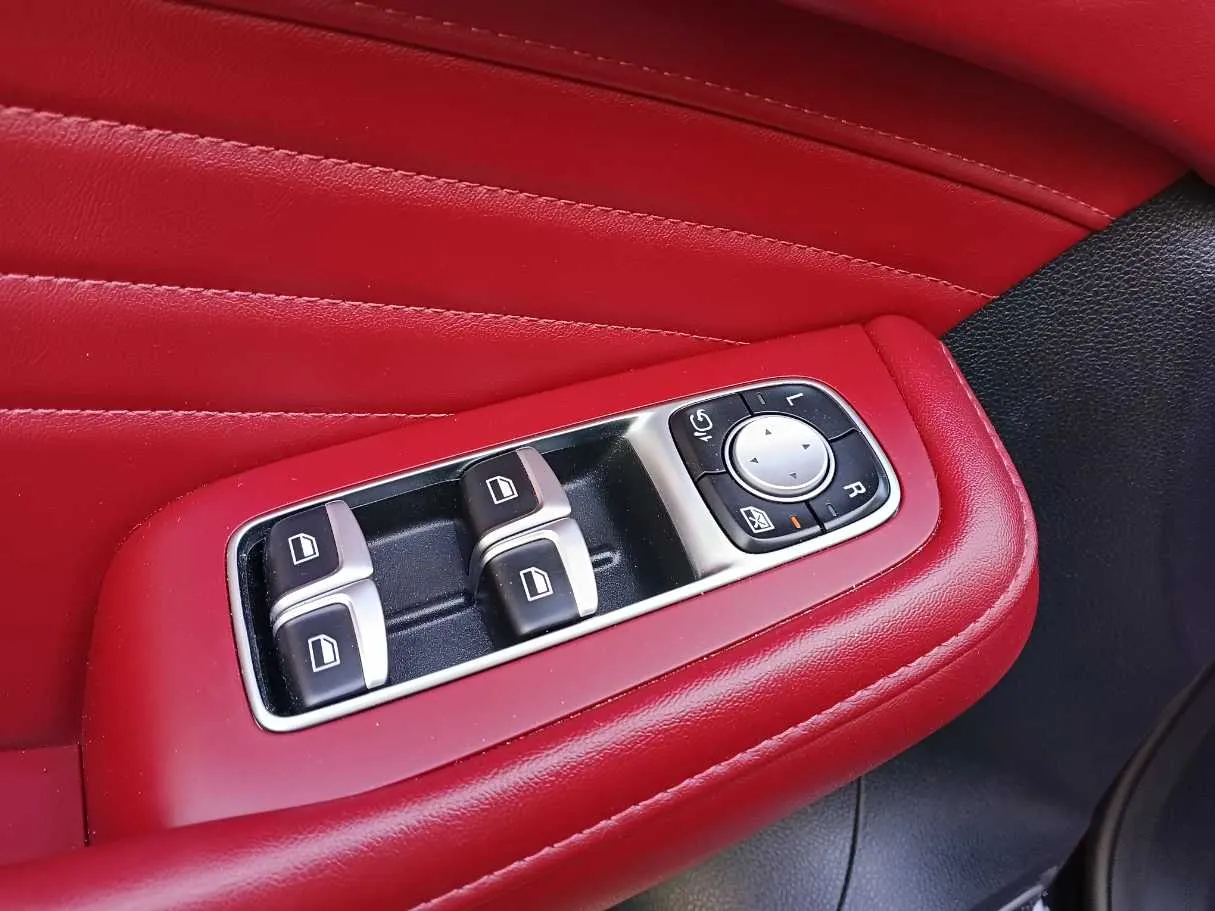 Car image 19