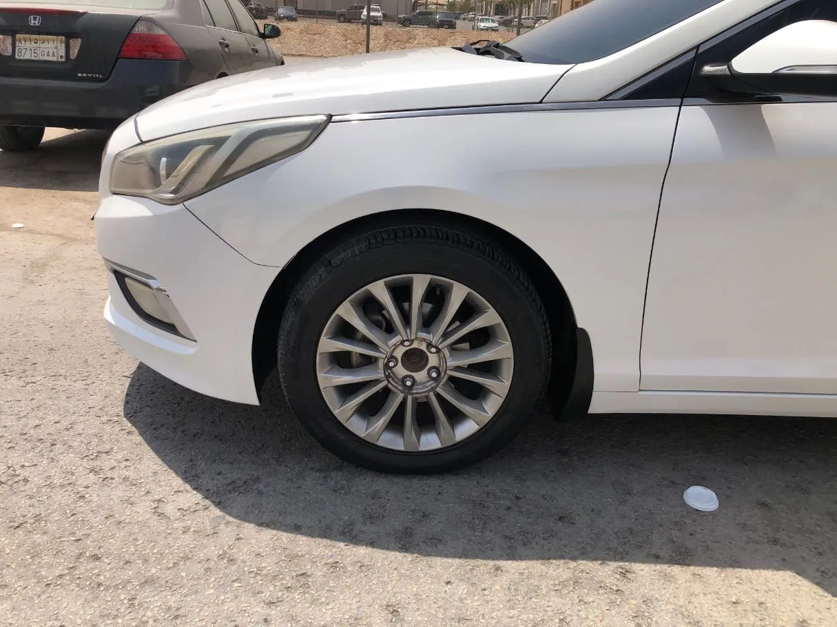 Car image 9