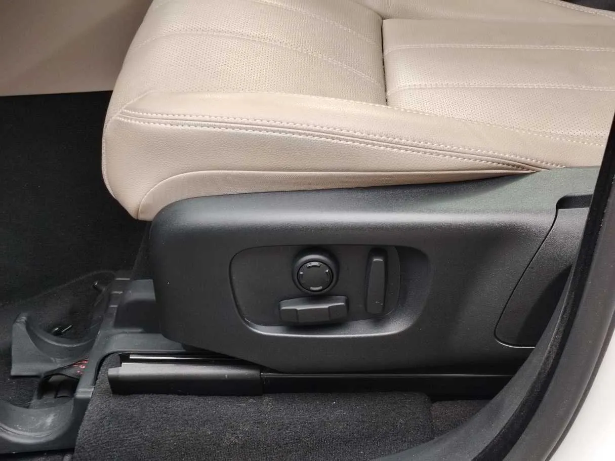 Car image 27