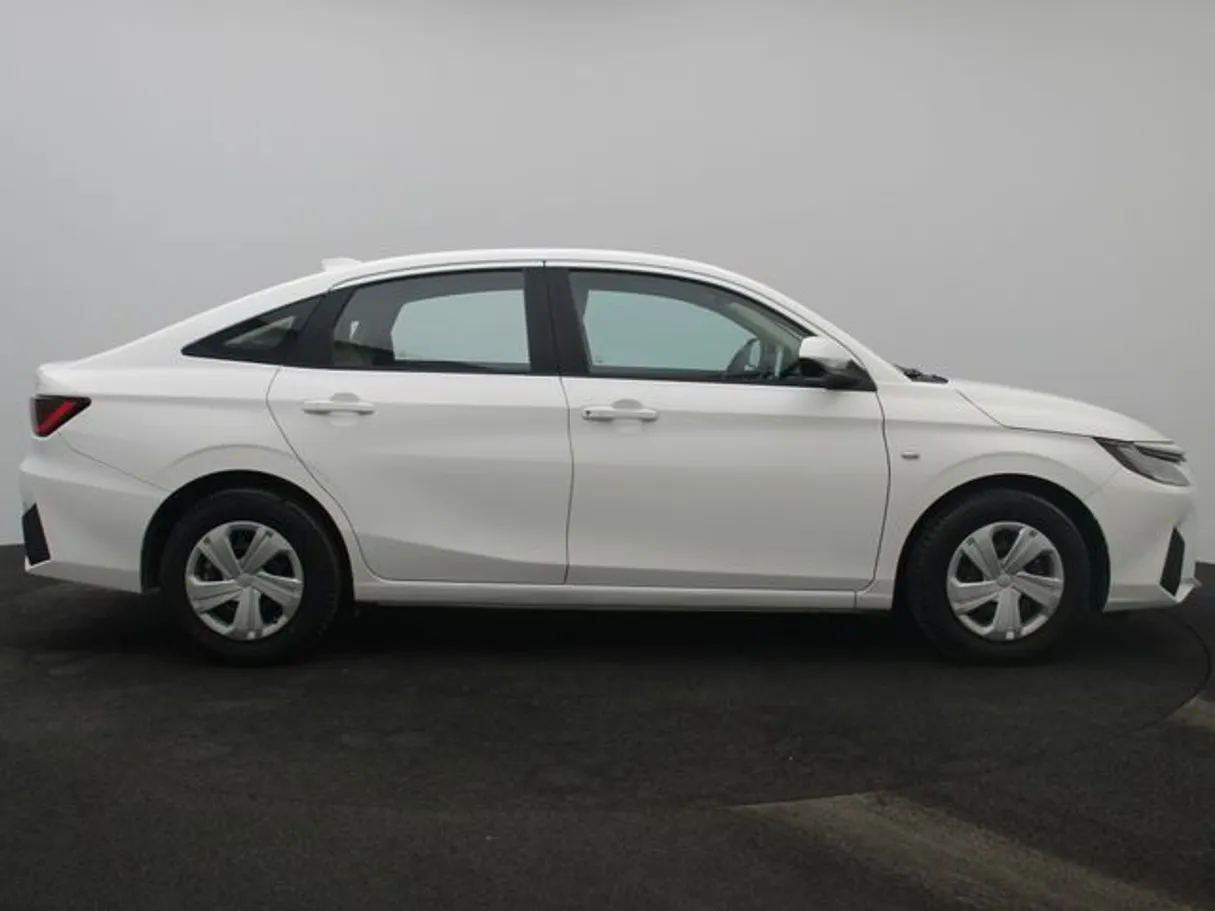 Car image 13