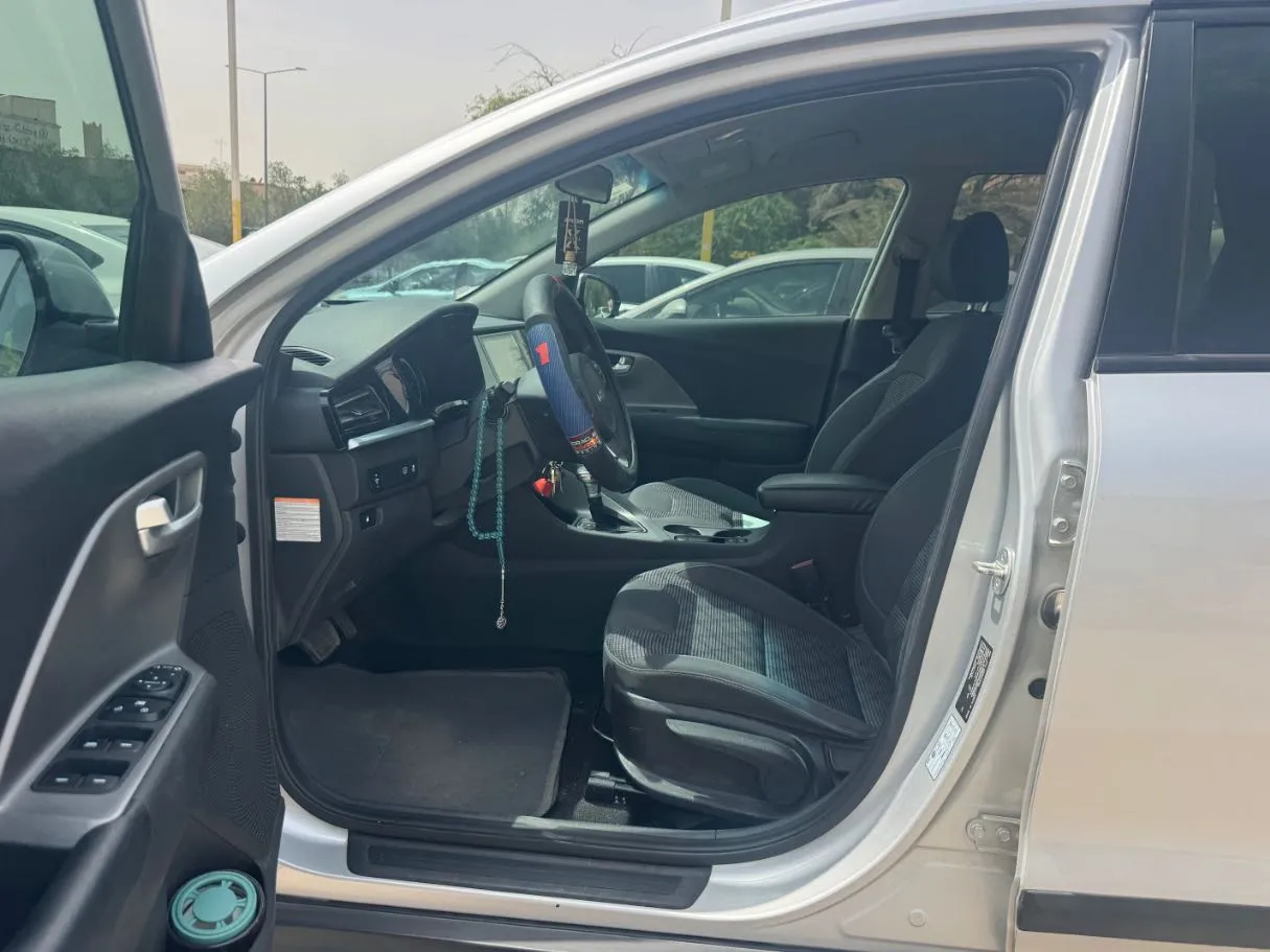 Car image 12