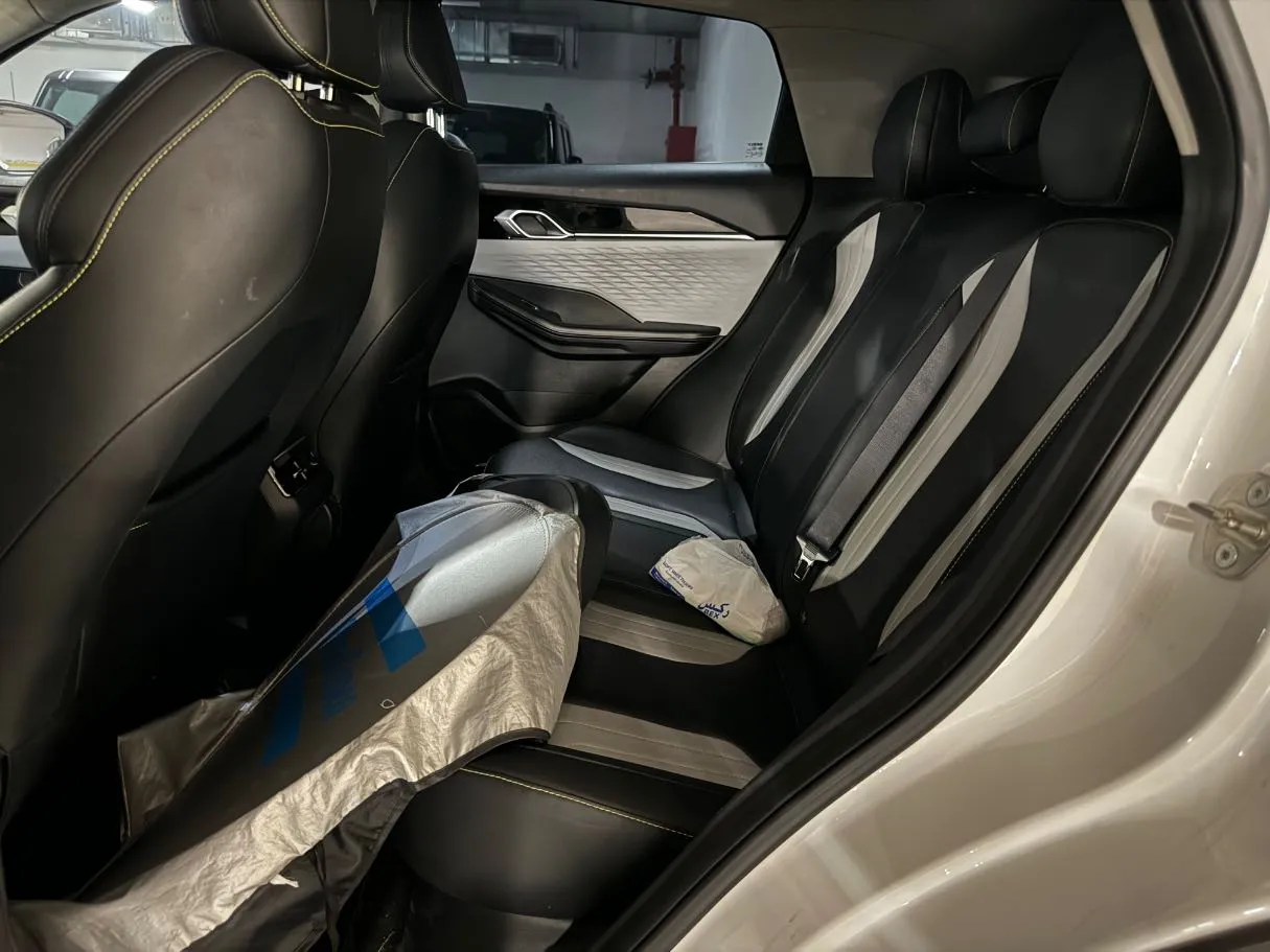Car image 14