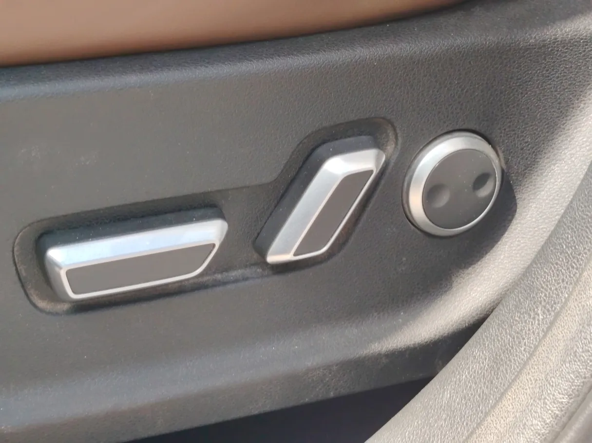 Car image 27