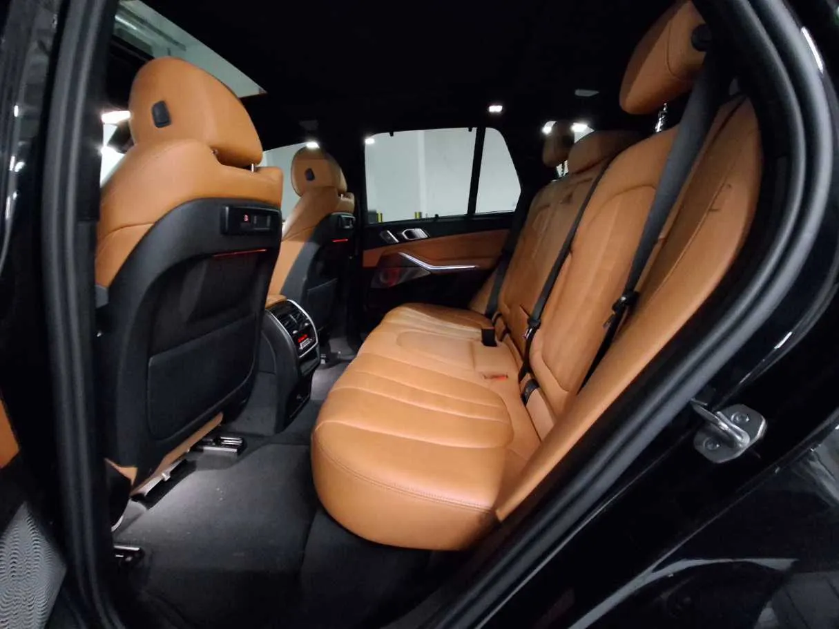 Car image 12