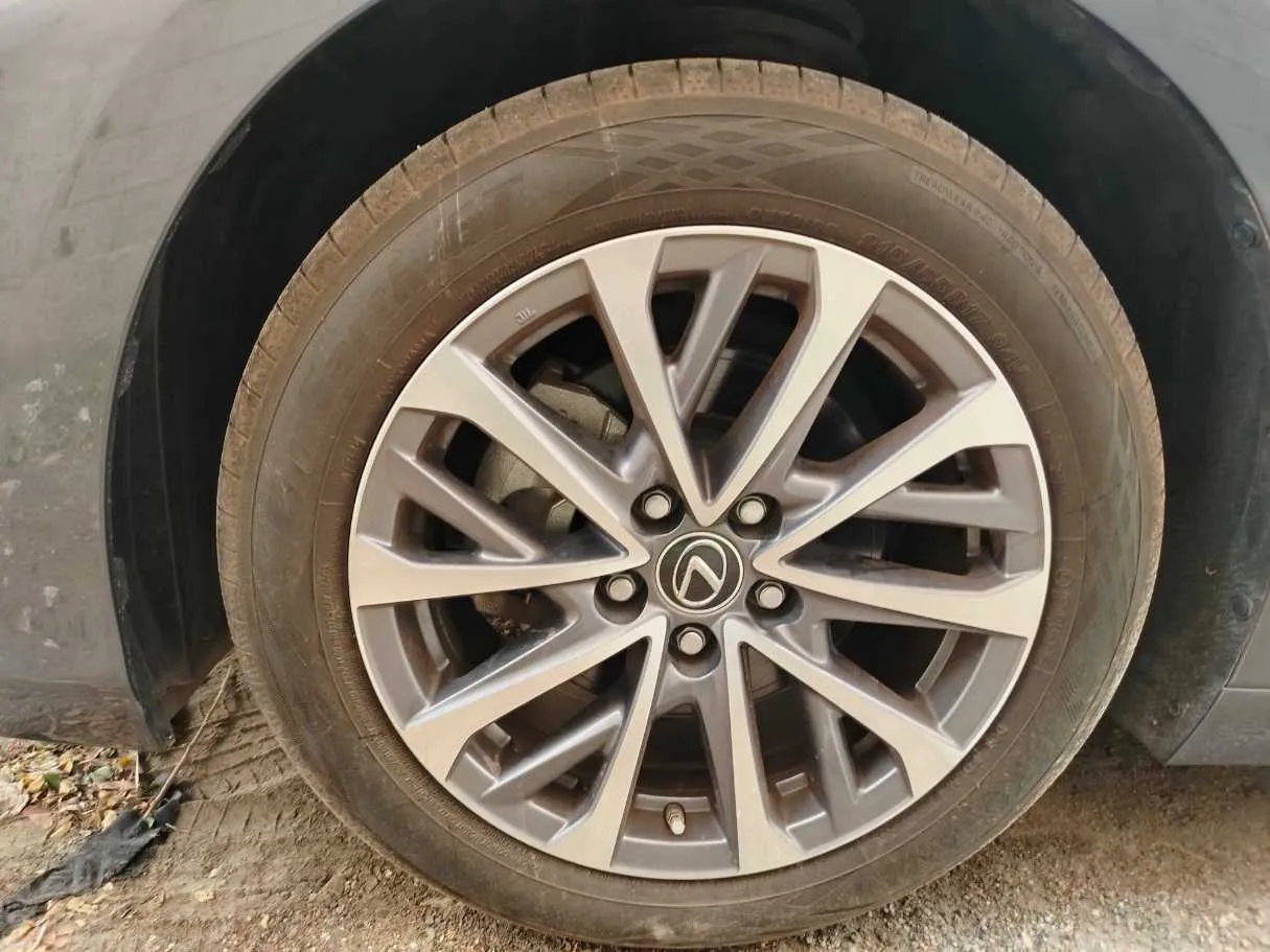 Car image 10
