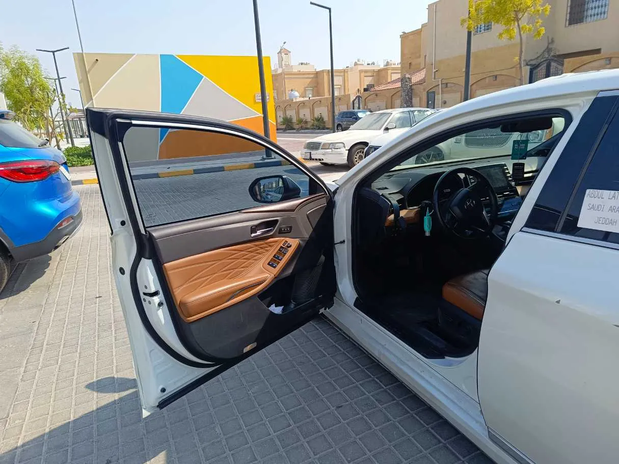 Car image 11