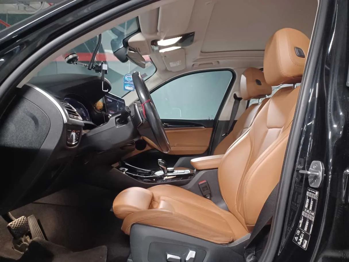 Car image 11