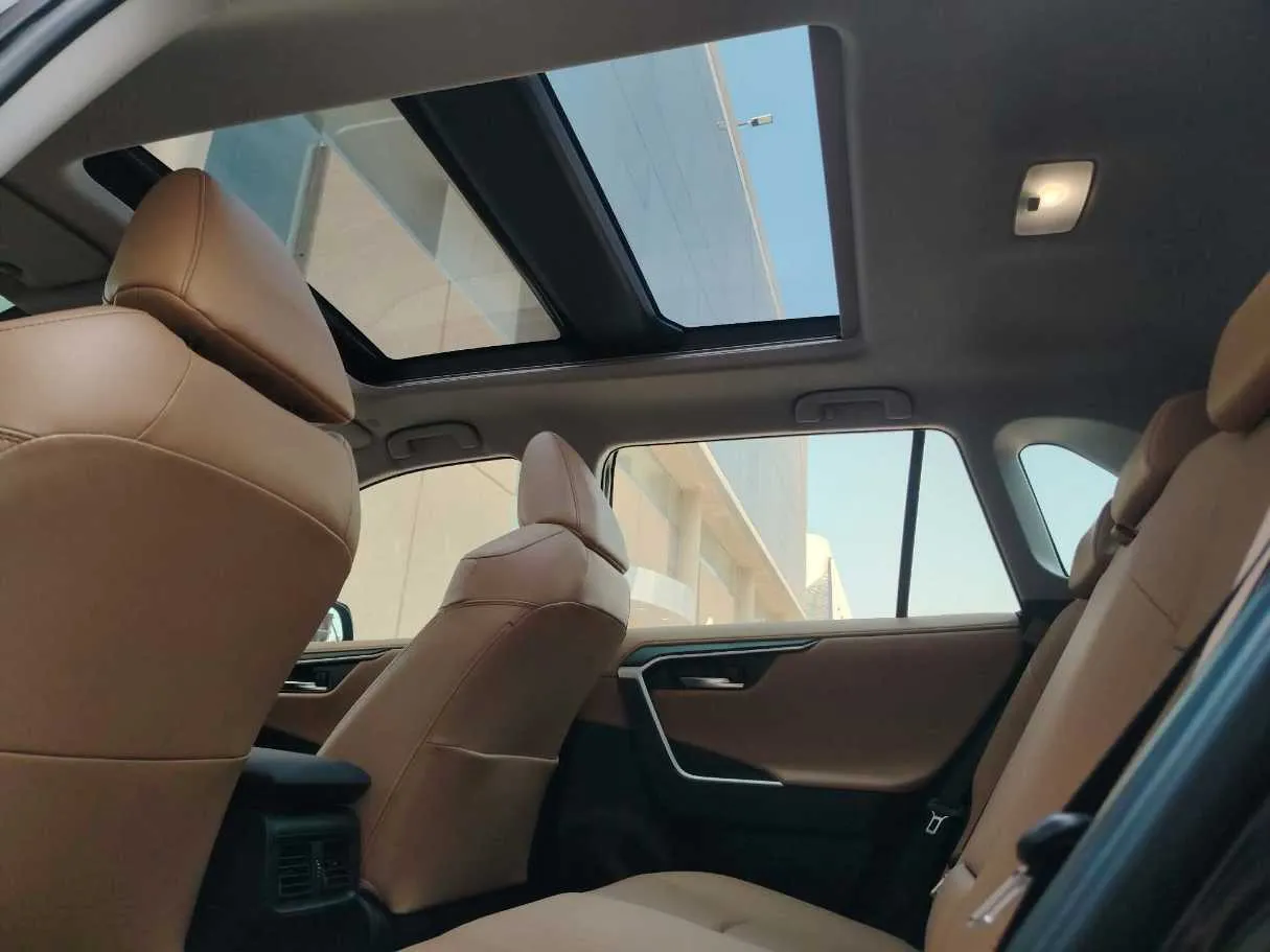 Car image 19
