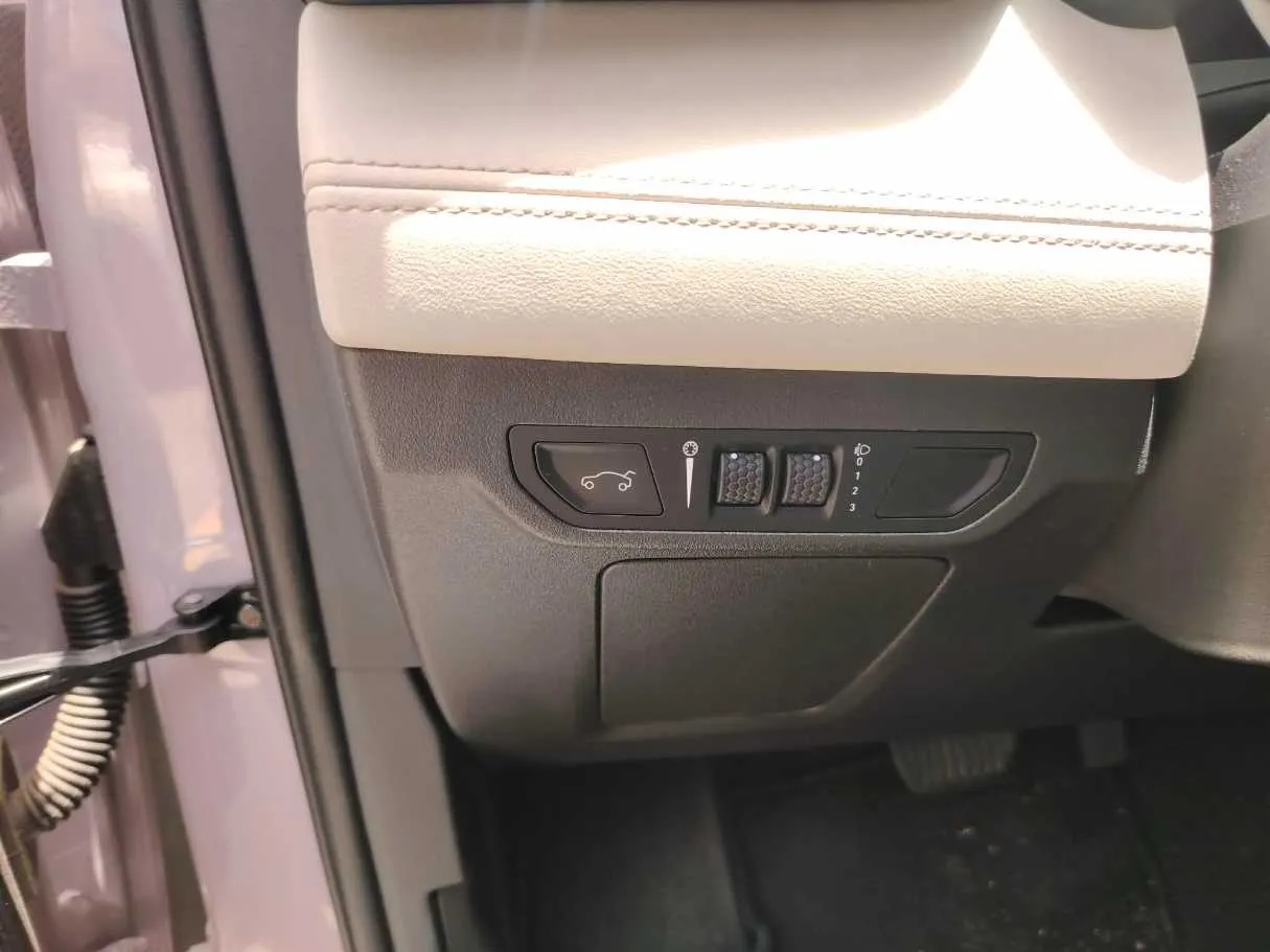 Car image 36