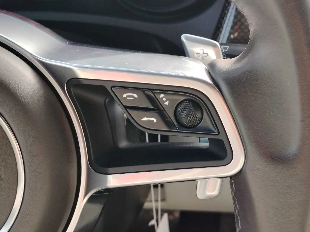 Car image 34