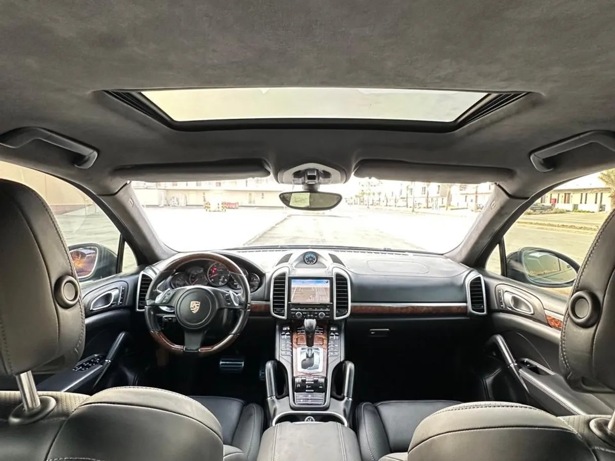 Car image 12
