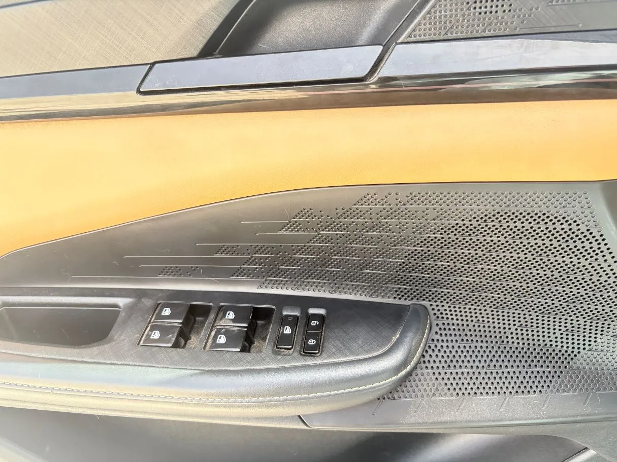 Car image 27