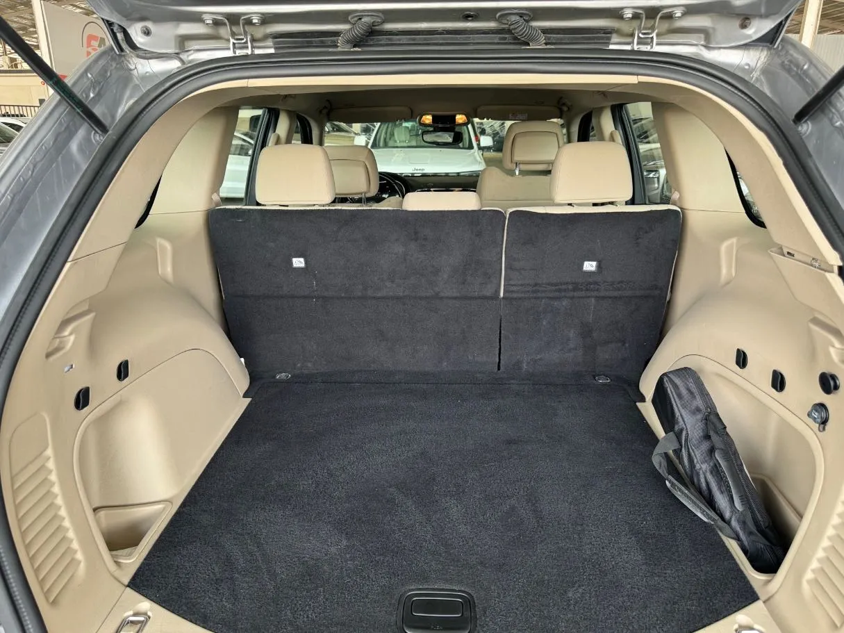 Car image 16