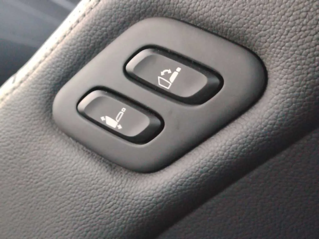 Car image 34