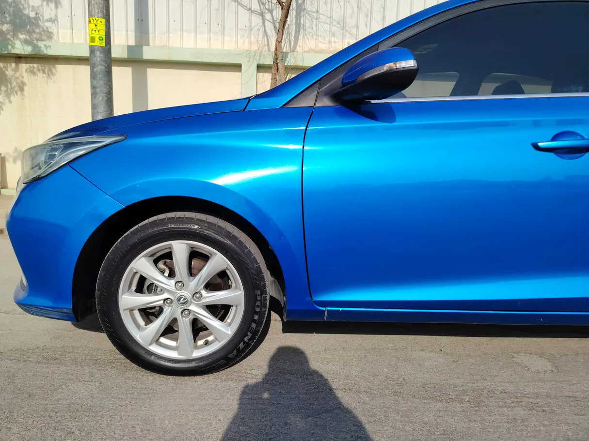 Car image 9