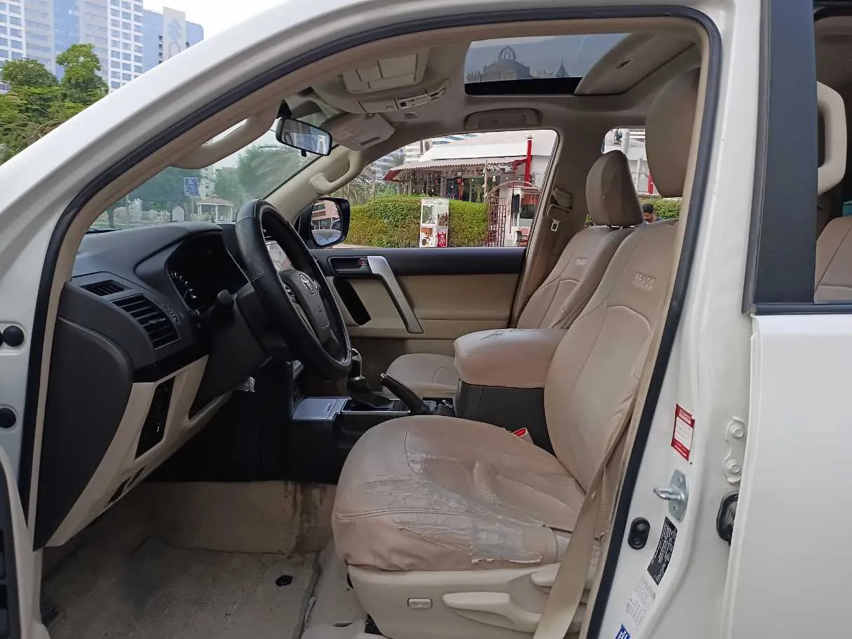 Car image 12