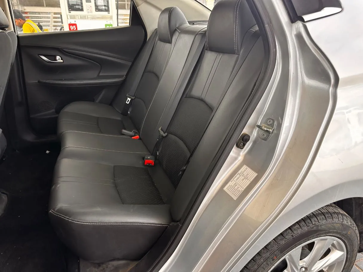 Car image 13